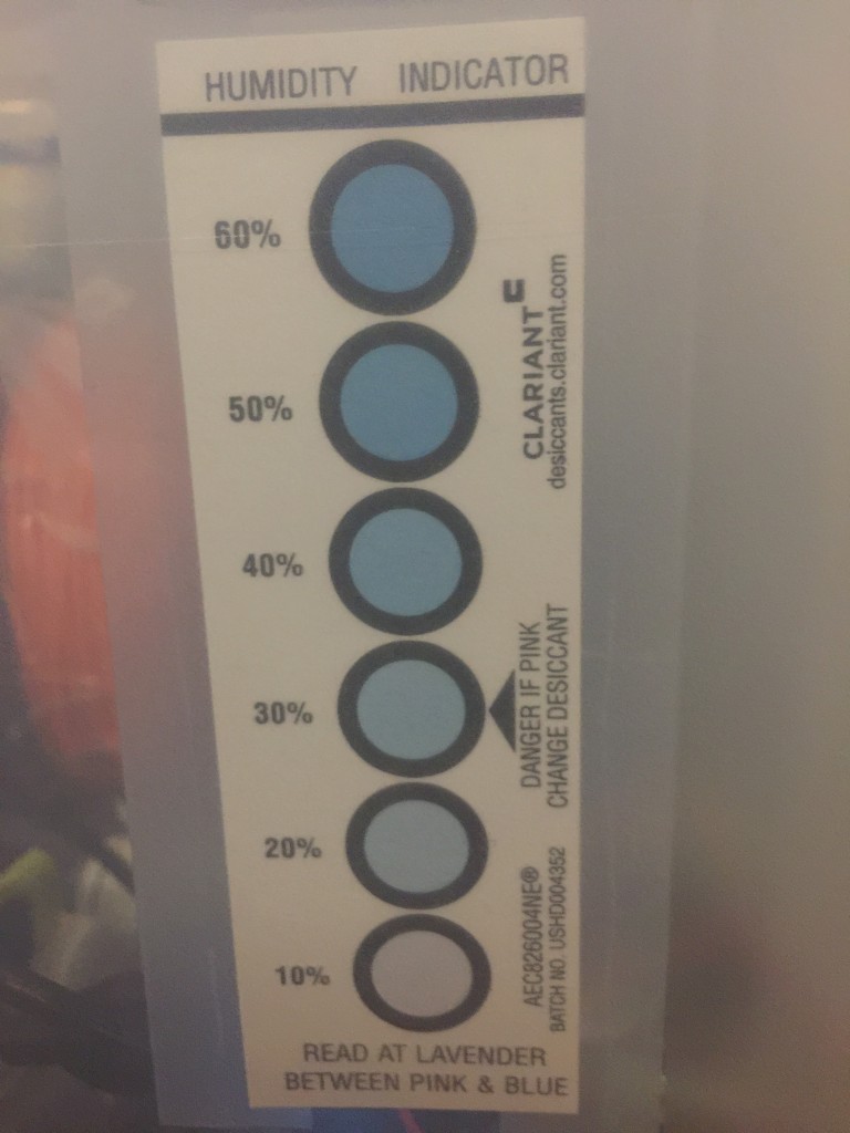 The humidity indicator also shows below 20%, matching the electronic sensor.